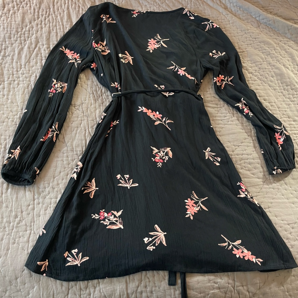 Billabong Wrap Dress Medium Black Floral Love Warrior Long Sleeve Boho Rayon - Picture 10 of 11